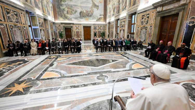교황청립 사회학술원 총회 참가자들을 만난 프란치스코 교황