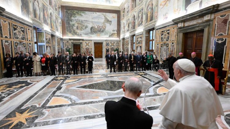Ferenc pápa a Pápai Társadalomtudományi Akadémia tagjaival