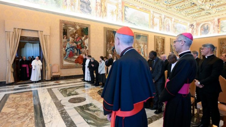 Ferenc pápa megérkezik az audienciára (jobbra Martos Balázs püspök)