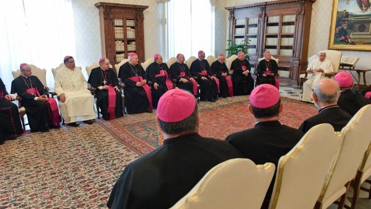 Papež med rečanjem s škofi Kampanije