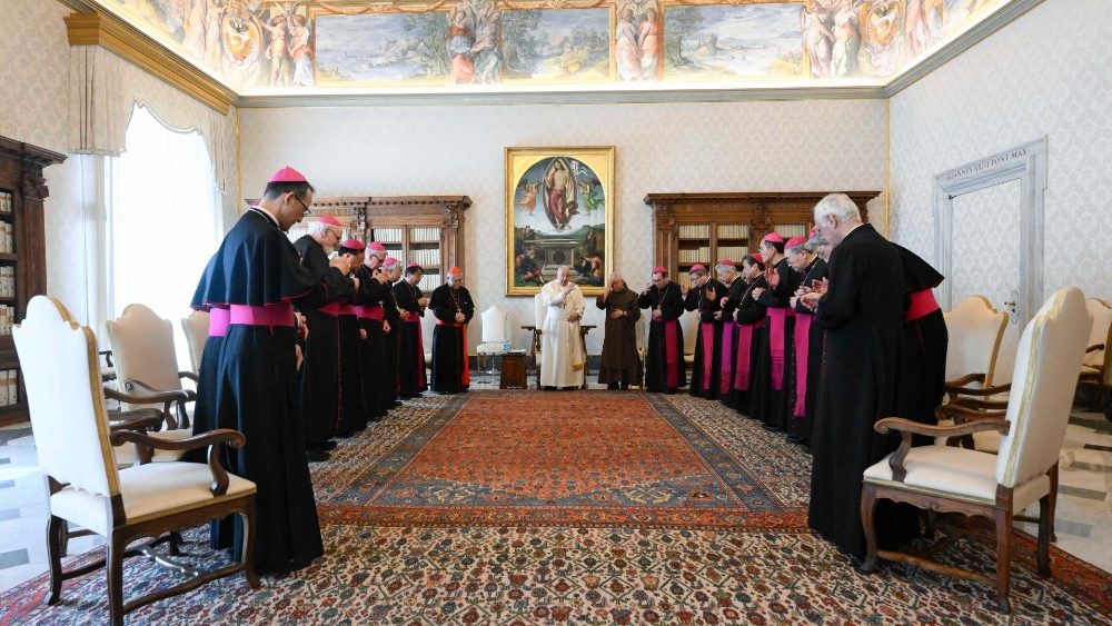 教皇フランシスコの祝福を受ける日本の司教団　2024年4月12日　バチカン宮殿