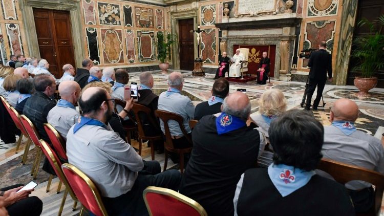 Alcuni scout mentre ascoltano il discorso del Papa