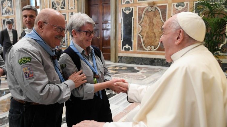 교황에게 인사하는 스카우트 대원 두 명