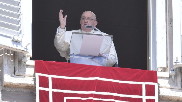 Il Papa durante il Regina Caeli