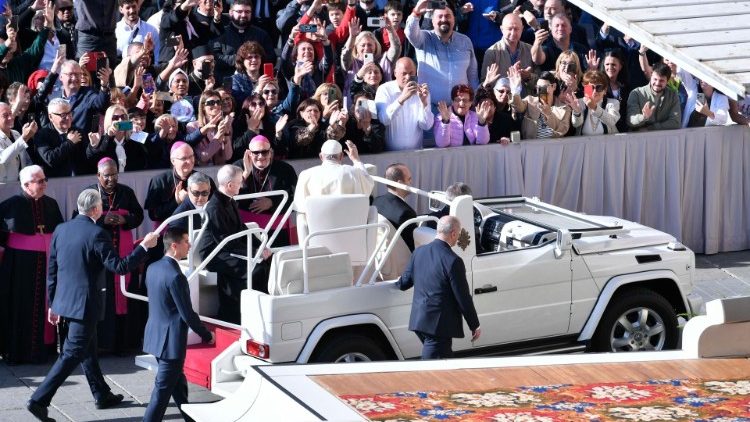 Vor der Generalaudienz: Der Papst dreht auf dem Petersplatz eine Runde im Papamobil
