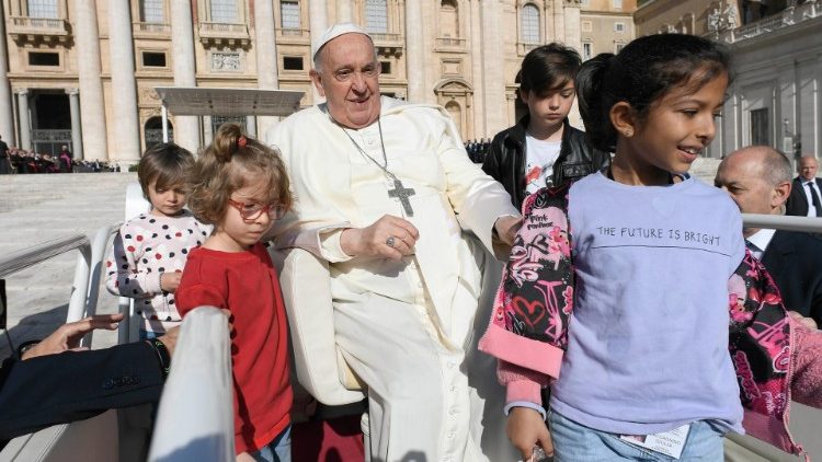 Antes da catequese, a tradicional saudação do Papa aos fiéis a bordo do seu papamóvel