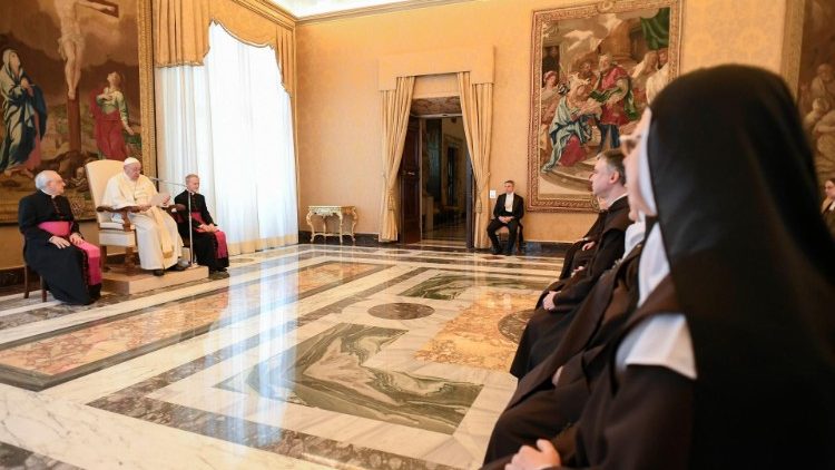 Папата с монахините от Ордена на Босите кармелитки