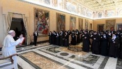 Папата с монахините от Ордена на Босите кармелитки
