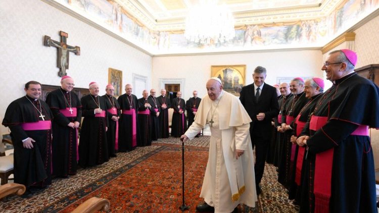 Ferenc pápa a pugliai főpásztorokkal