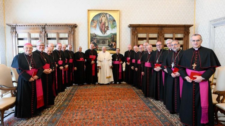 教宗方濟各接見意大利普利亞地區的主教們