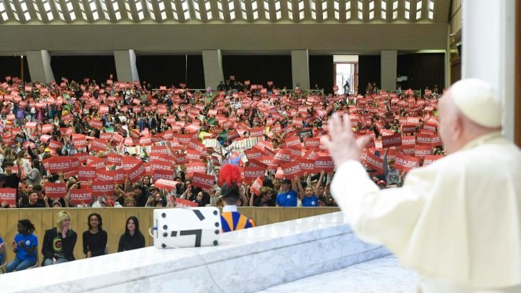 Papež žádá děti, aby se staly řemeslnými tvůrci míru