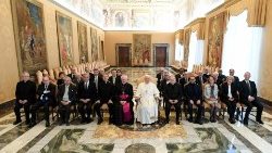 Audience du Pape avec les membres du Comité pontifical pour les sciences historiques, le 20 avril 2024, en salle du Consistoire du Palais apostolique. 