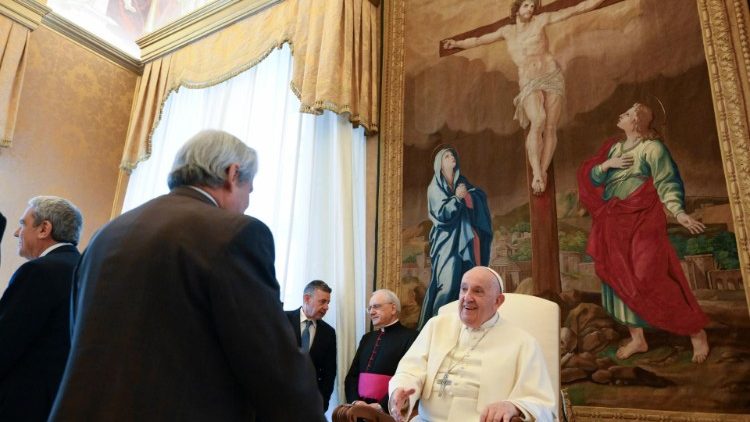 Poep Francis greets members of the Pontifical Commission for Historical Sciences
