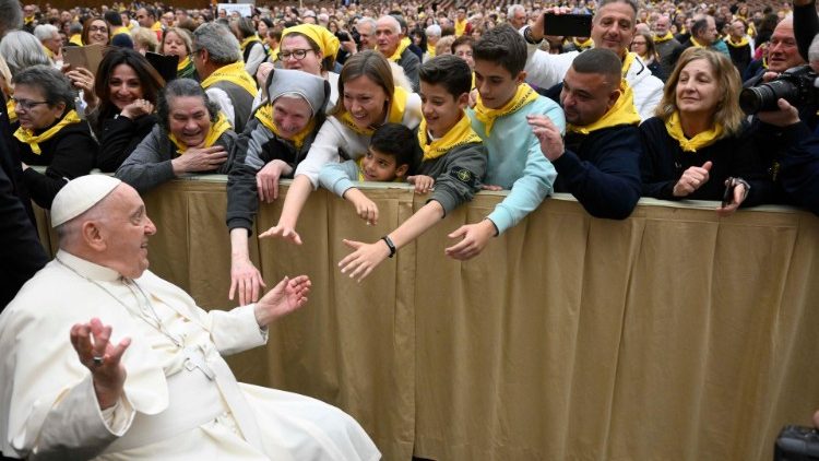 El Papa saluda a los niños y peregrinos presentes en la audiencia por el Bicentenario de la muerte de Pío VII