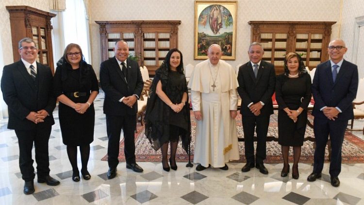 El Papa junto al Primer Ministro de Belice, Briceño,  su esposa y la delegación que lo acompaña