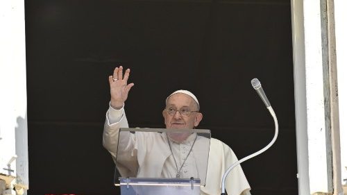 Pápež pred Regina Coeli: Nechať sa pozdvihnúť milujúcou náručou Dobrého pastiera
