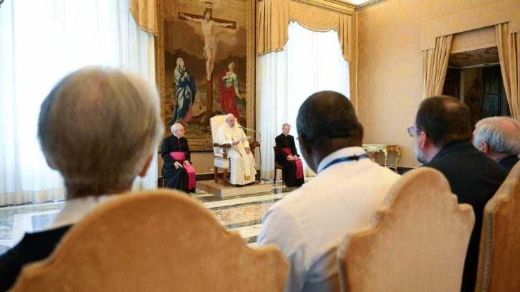 플로에르멜의 그리스도교 교육 수사회 총회 참가자들에게 연설하는 교황