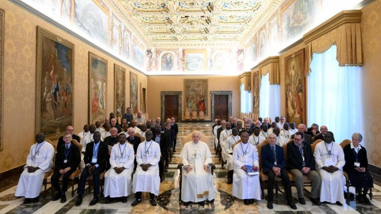 총회 참가자들과 함께하는 교황