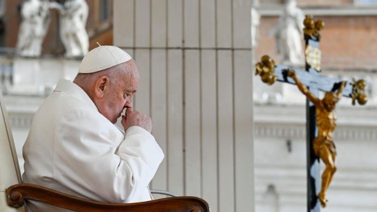 Franciszek apeluje, by usilnie modlić się o pokój