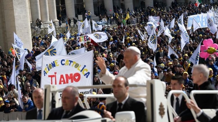 Papa Franjo pozdravlja članove Talijanske katoličke akcije okupljene na Trgu svetoga Petra
