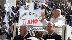 Papa Francesco tra la folla in Piazza San PIetro nell'udienza con i membri dell'Azione Cattolica Italiana