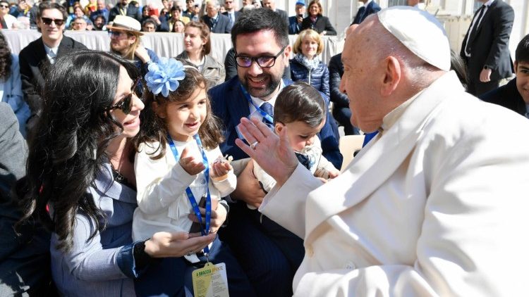 El Santo Padre saluda a algunos niños que pertenecen a la Acción Católica italiana durante el encuentro del jueves 25 de abril por la mañana. (Vatican Media)