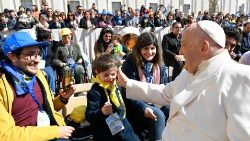 Le Pape salue les membres de l'Action catholique italienne lors de l'audience place Saint-Pierre. 