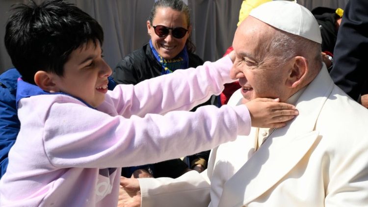 Le Pape salue les enfants de l'Action catholique italienne. 