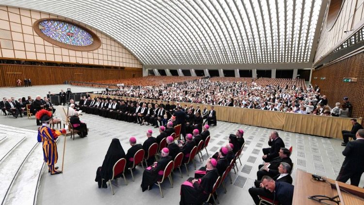 教皇フランシスコ、ハンガリーの巡礼団と　2024年4月25日　バチカン・パウロ6世ホール