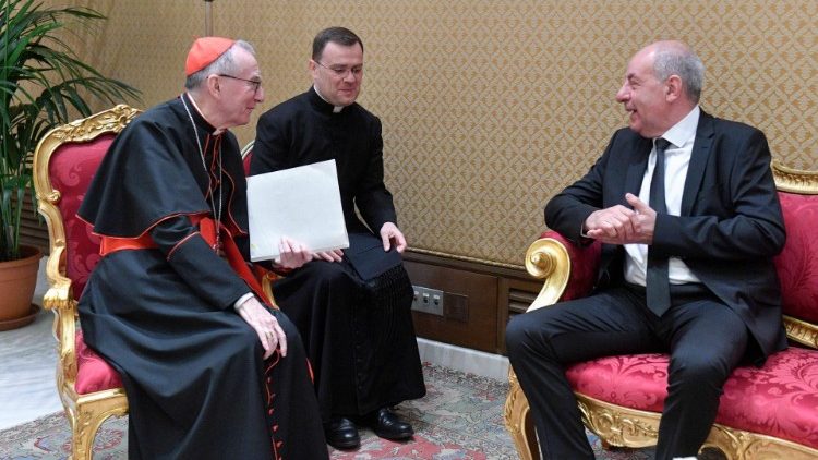 O presidente da Hungria ao encontrar o cardeal Parolin