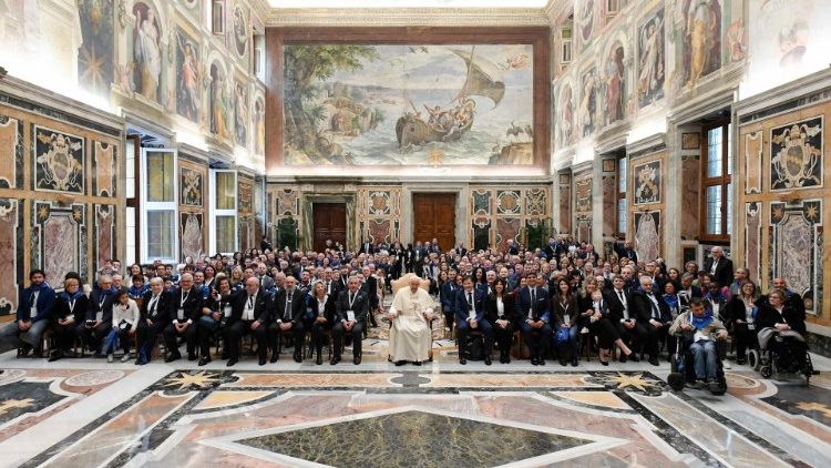 O Papa Francisco durante a audiência com os membros da Federação Italiana de Dama (Vatican Media)