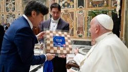 教皇フランシスコ、イタリアのチェッカー連盟関係者と　2024年4月26日　バチカン宮殿