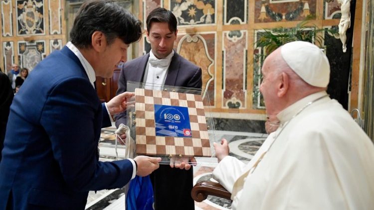 
                    O Papa a jogadores de dama: mantenhais vivos vossos momentos de espiritualidade
                