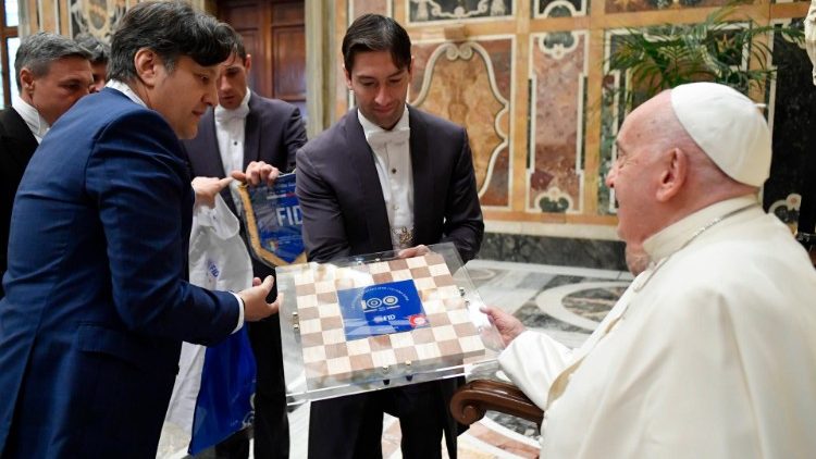 Papa tijekom audijencije s članovima Talijanskog saveza igrača dame