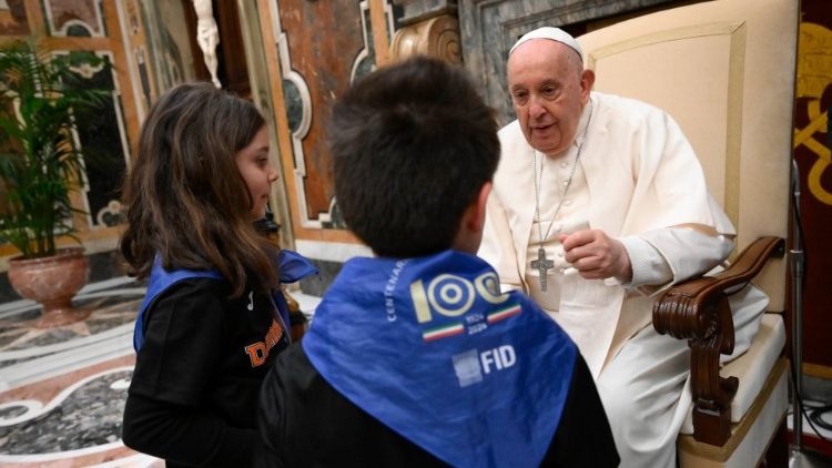 Duas crianças saúdam o Papa Francisco durante a audiência com os membros da Federação Italiana de Dama (Vatican Media)