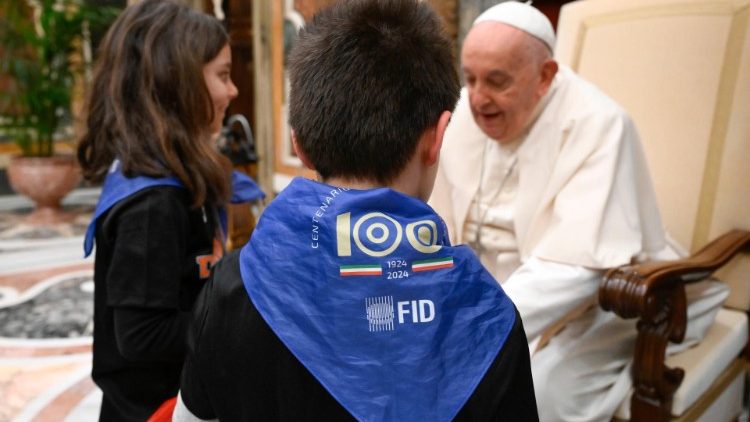 Due bambini salutano il Papa durante l'udienza con la Federazione Italiana Dama