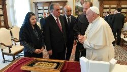 Le Pape François et le président tadjik Emomali Rahmon, le 26 avril au Vatican. 