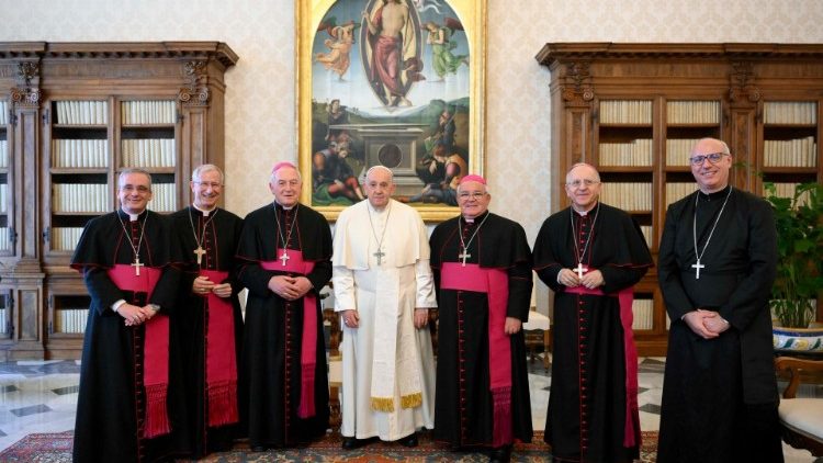 
                    Papa recebe bispos da Basilicata: unidade e coragem no apoio aos jovens
                