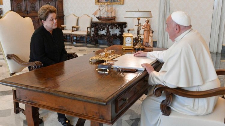 Presidente do Novo Banco de Desenvolvimento (dos Brics), Dilma Rousseff com o Papa Francisco (Vatican Media)