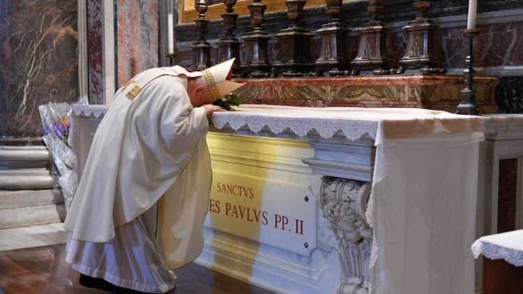 Po zakończeniu Mszy św. kard. Stanisław Dziwisz poprowadził modlitwę przy grobie św. Jana Pawła II