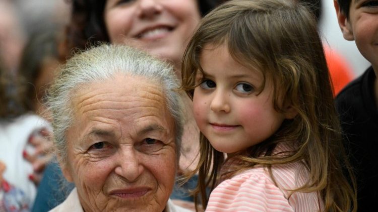 2024.04.27 Daži no Itālijas fonda "Età Grande" rīkotās veco ļaužu un mazbērnu tikšanās dalībniekiem