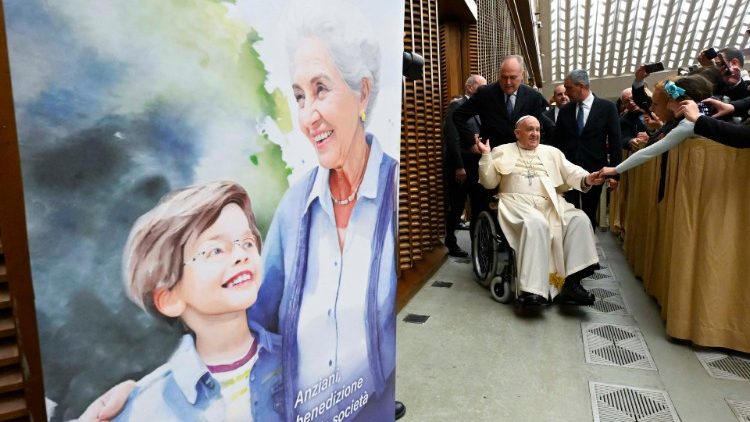 El 27 de abril pasado, la Fundación italiana "Età Grande" organizó un encuentro de ancianos, abuelos y nietos en el Aula Pablo VI, que ofreció al Pontífice una nueva ocasión para reflexionar sobre la importancia de la alianza entre generaciones. (Vatican Media)
