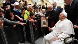 에타 그란데 재단 행사 참가자들과 함께한 교황