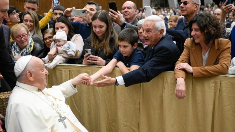 Папа Франциск: любов бабусь і дідусів сприяє зростанню всіх