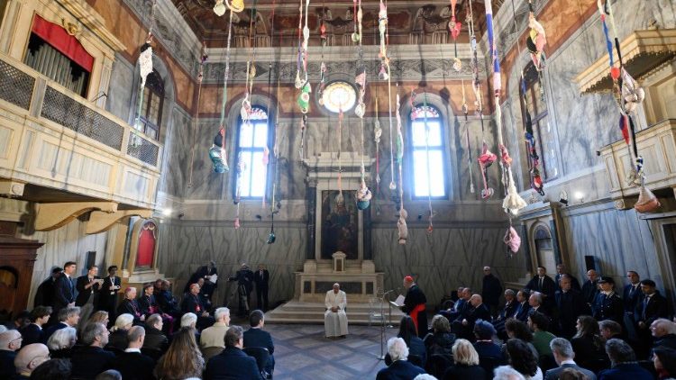 Durante a visita do Papa, o cardeal Tolentino saudou o Santo Padre na capela onde a obra da artista brasileira Sônia Gomes está exposta