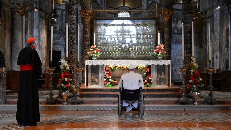 Al final de la celebración Eucarística el Papa Francisco veneró las reliquias de San Marcos, en el interior de la basílica.   