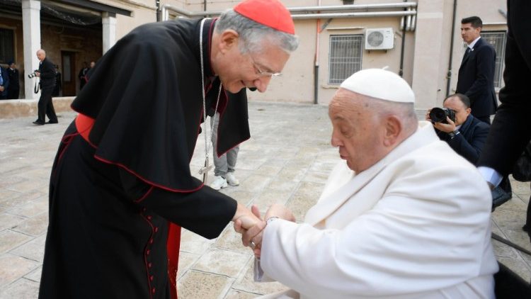 Moraglia accoglie il Papa all'arrivo nel carcere della Giudecca