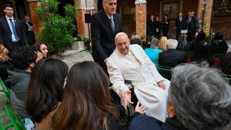 Påven i Venedig besöker kvinnofängelse