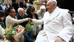 El Papa Francisco recorrió los diversos sectores del patio interno de la cárcel de Giudecca, saludando y bendiciendo a las reclusas. (Vatican Media)