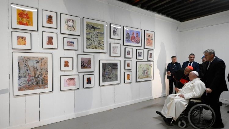 Papa takohet me artistët e Bienales
